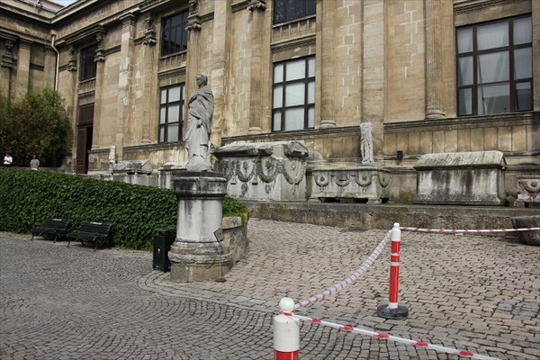 090-Саркофаги и статуи перед входом в музей.